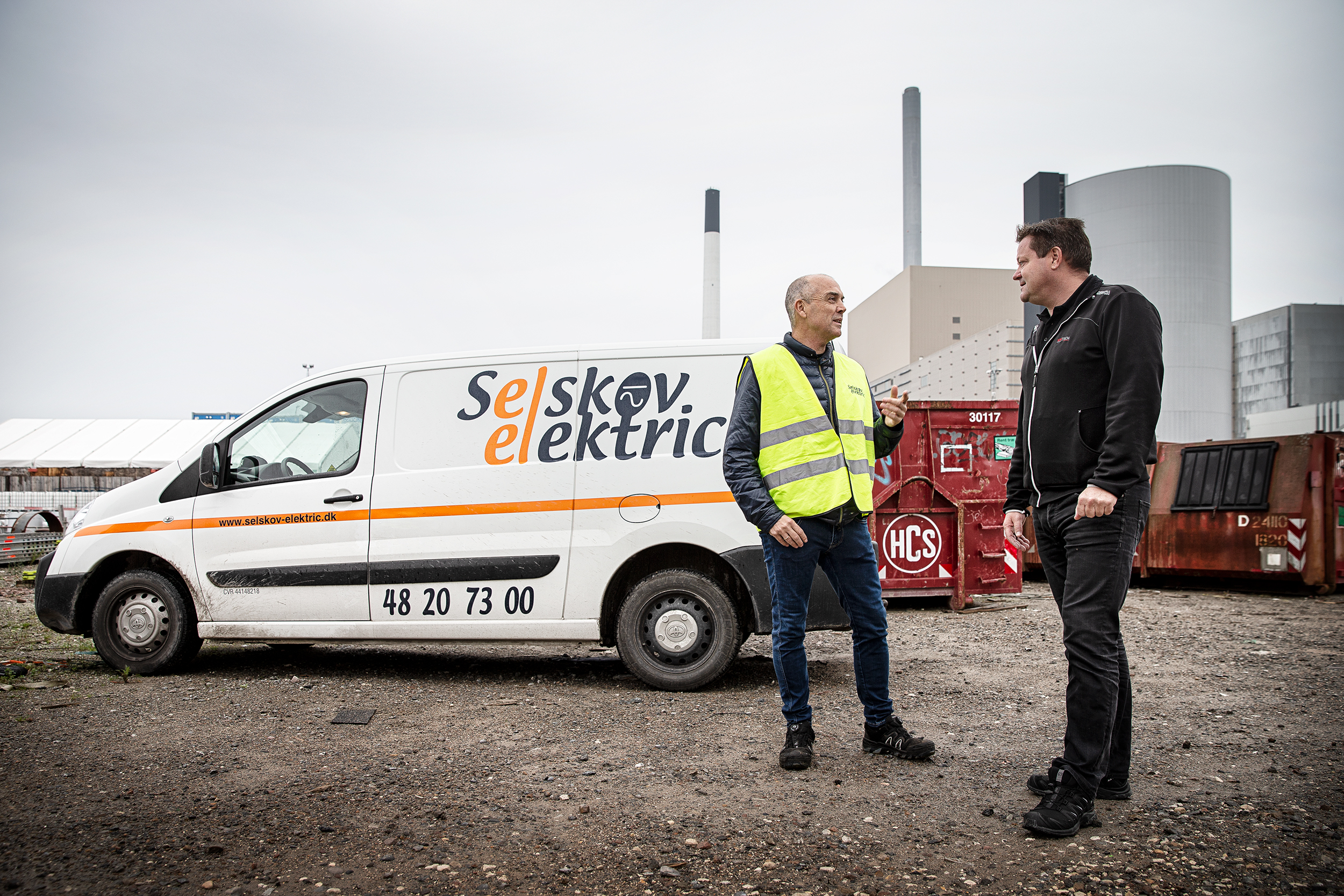 Selskov Electric medarbejder snakker med medarbejder fra Viktech