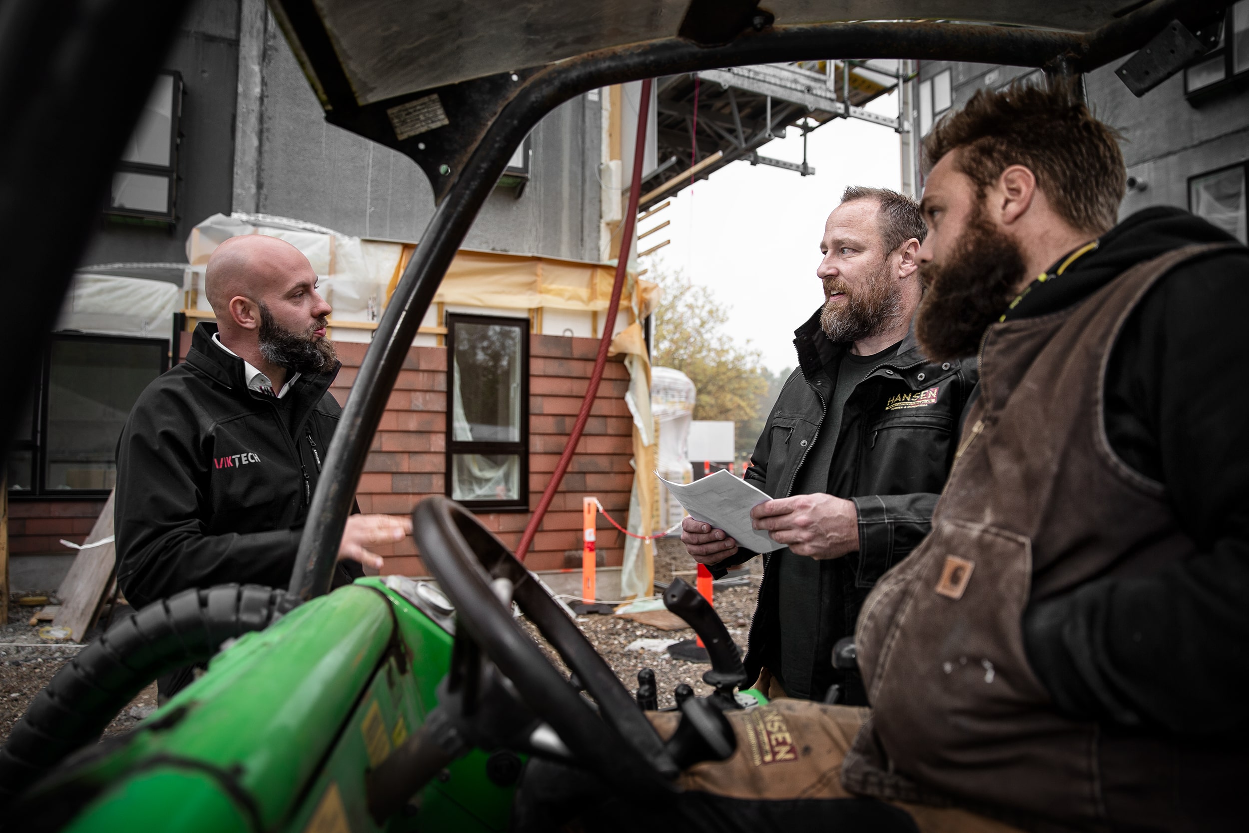 Caspe Mehnke snakker med 2 Viktech medarbejdere